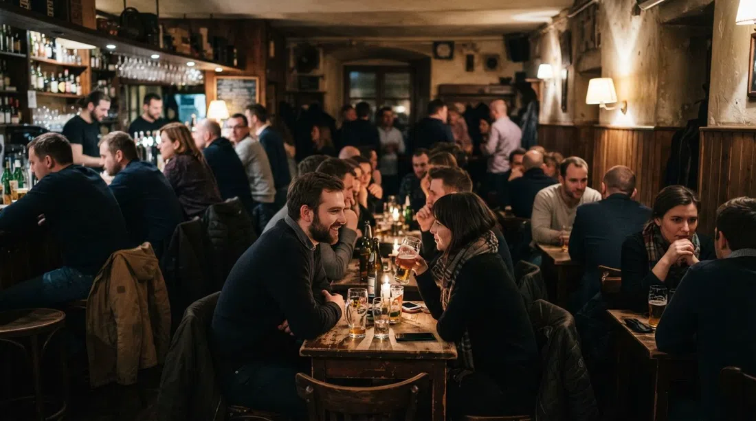el diminuto interior de Vis-à-vis en Rynek Główny 29, mesas muy juntas, luz tenue y ambiente de bar antiguo de Cracovia en la plaza