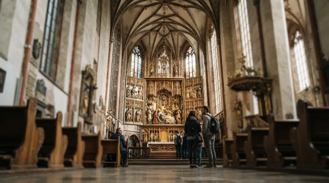 el interior de la Basílica de Santa María en Cracovia, el retablo tallado y dorado de Veit Stoss abierto bajo una bóveda gótica